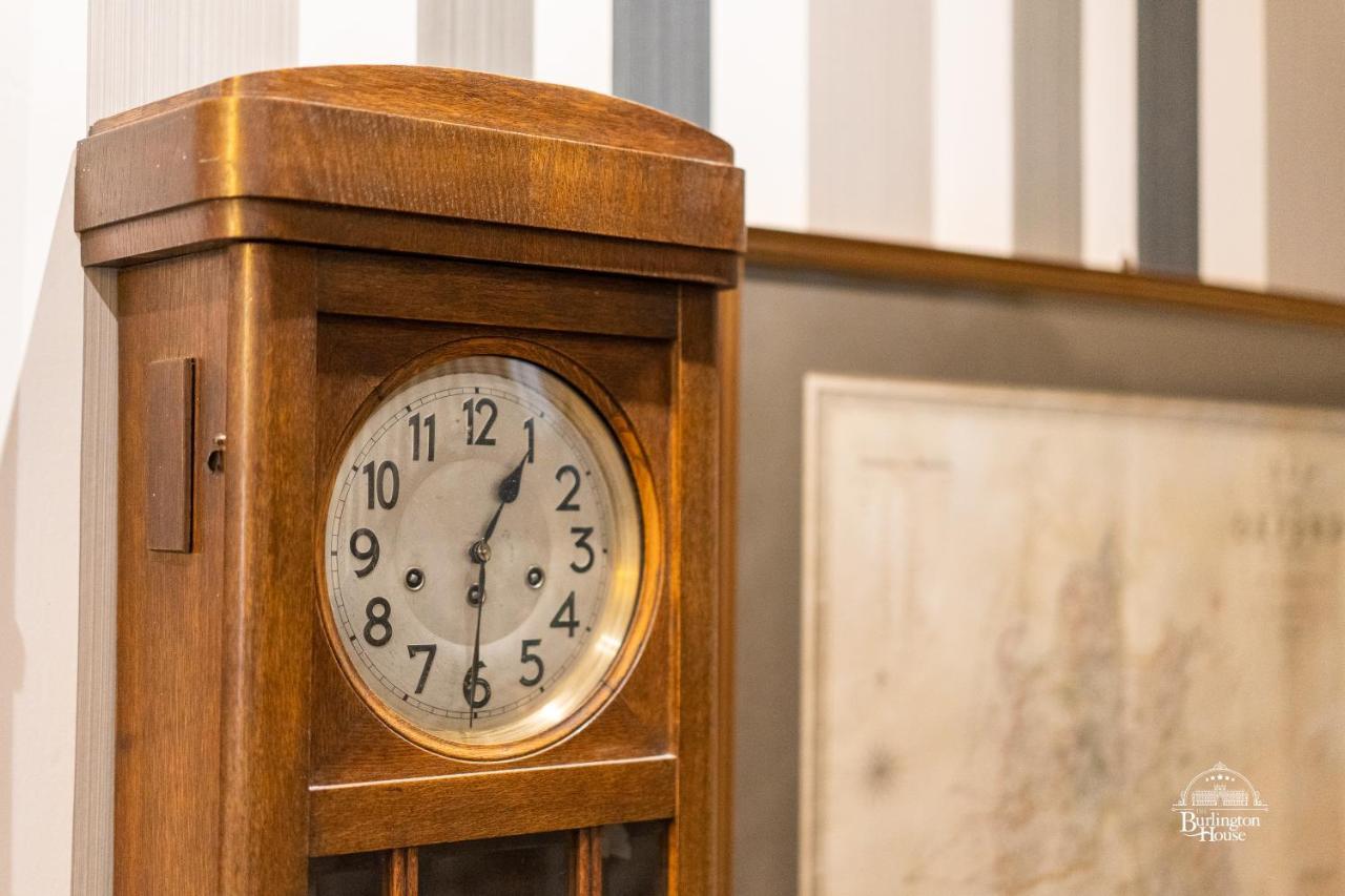Bed and Breakfast Burlington House Boutique Оксфорд Екстер'єр фото Clock in the lobby