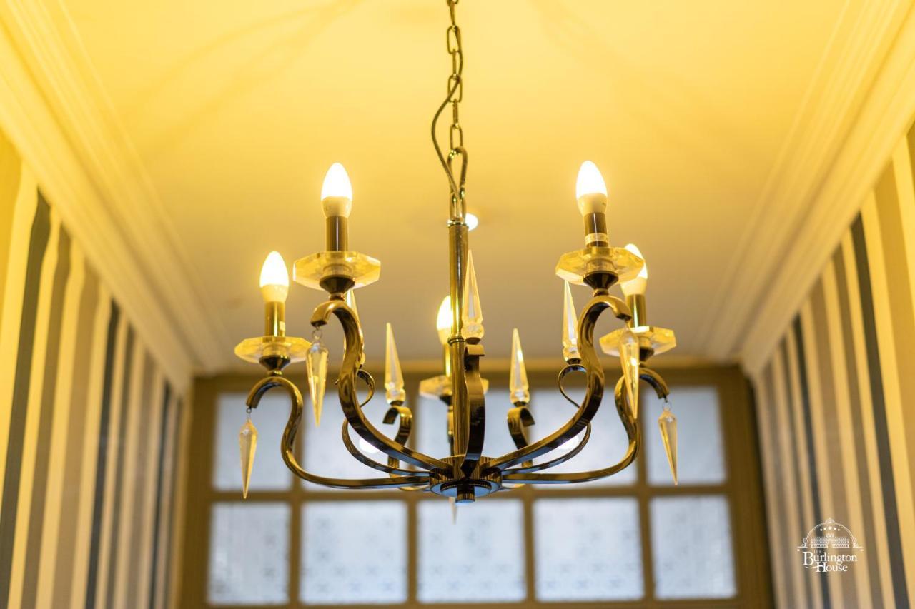 Bed and Breakfast Burlington House Boutique Оксфорд Екстер'єр фото A chandelier