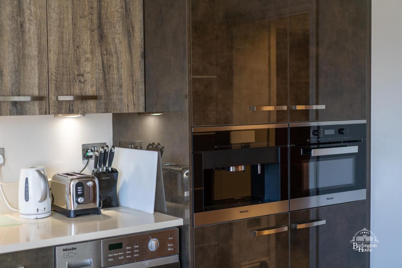 Bed and Breakfast Burlington House Boutique Оксфорд Екстер'єр фото A kitchen with a built-in microwave oven