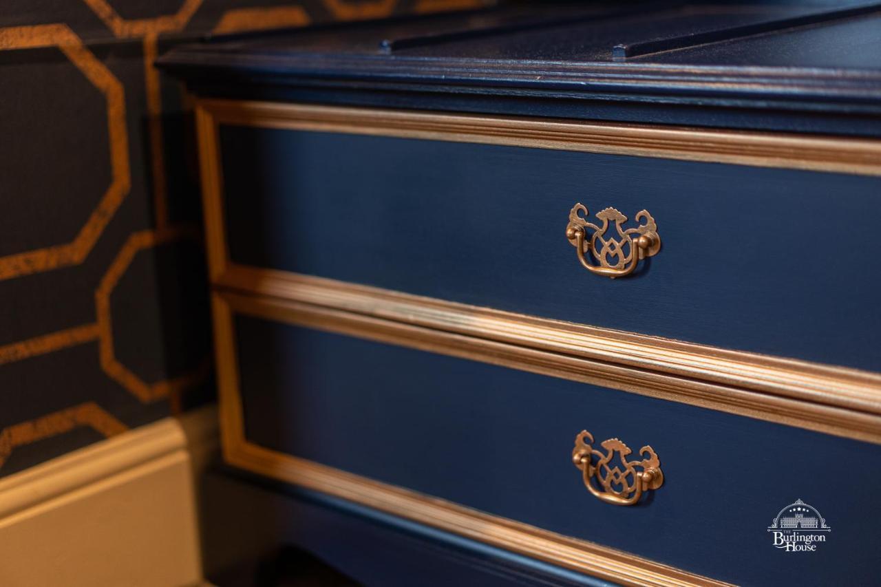 Bed and Breakfast Burlington House Boutique Оксфорд Екстер'єр фото A piece of furniture painted in a blue and gold colour combination
