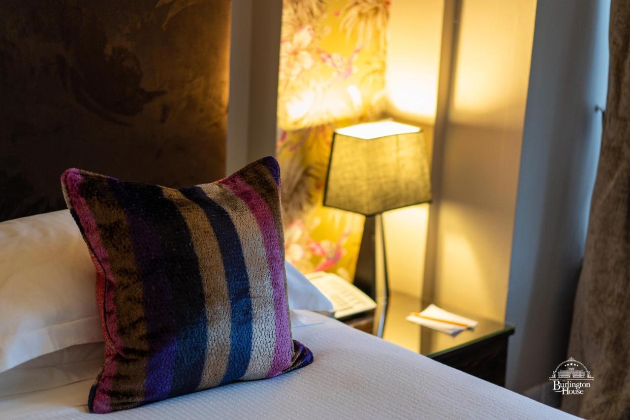 Bed and Breakfast Burlington House Boutique Оксфорд Екстер'єр фото A throw pillow