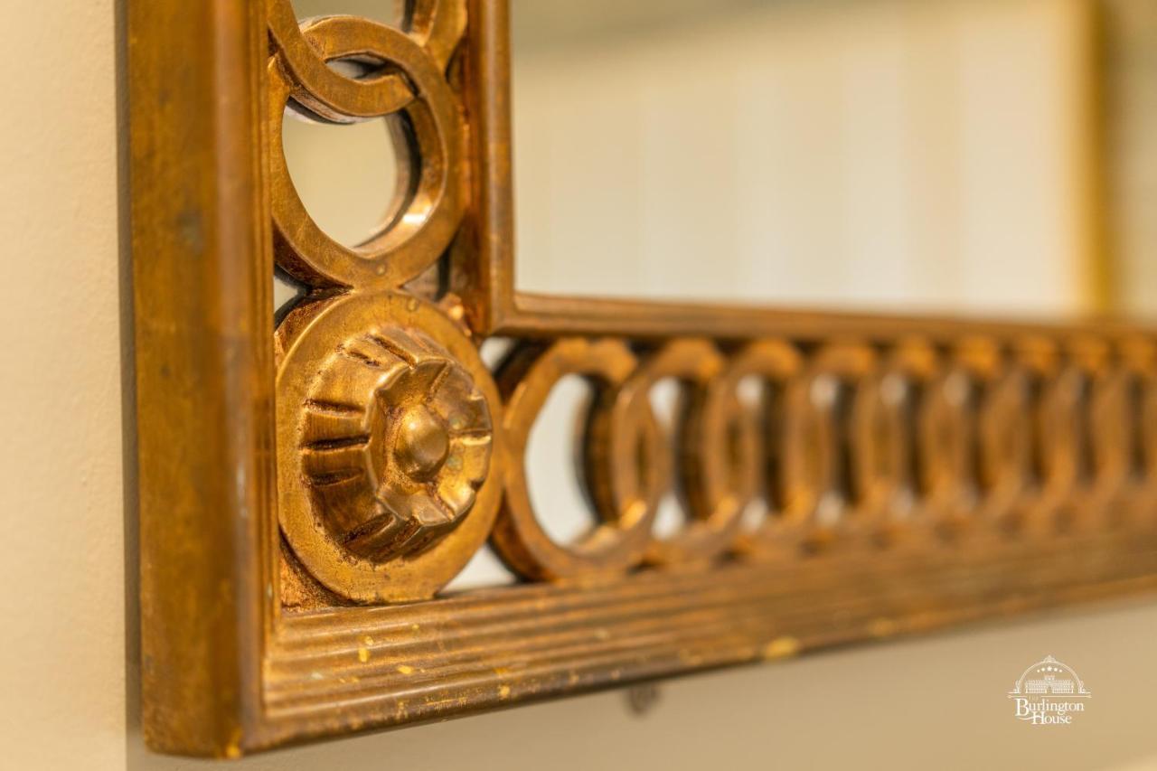 Bed and Breakfast Burlington House Boutique Оксфорд Екстер'єр фото Detail of the mirror frame