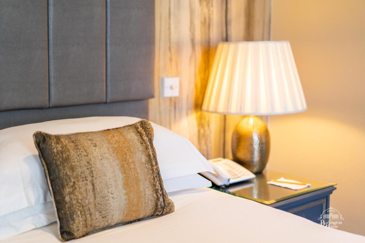 Bed and Breakfast Burlington House Boutique Оксфорд Екстер'єр фото A lamp on a bedside table
