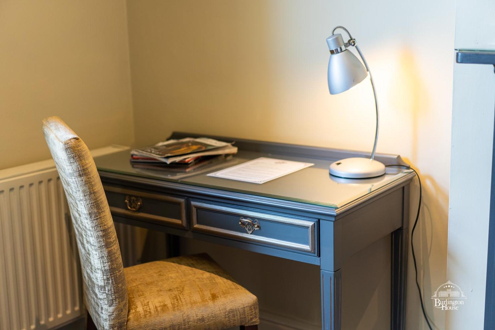 Bed and Breakfast Burlington House Boutique Оксфорд Номер фото A desk lamp