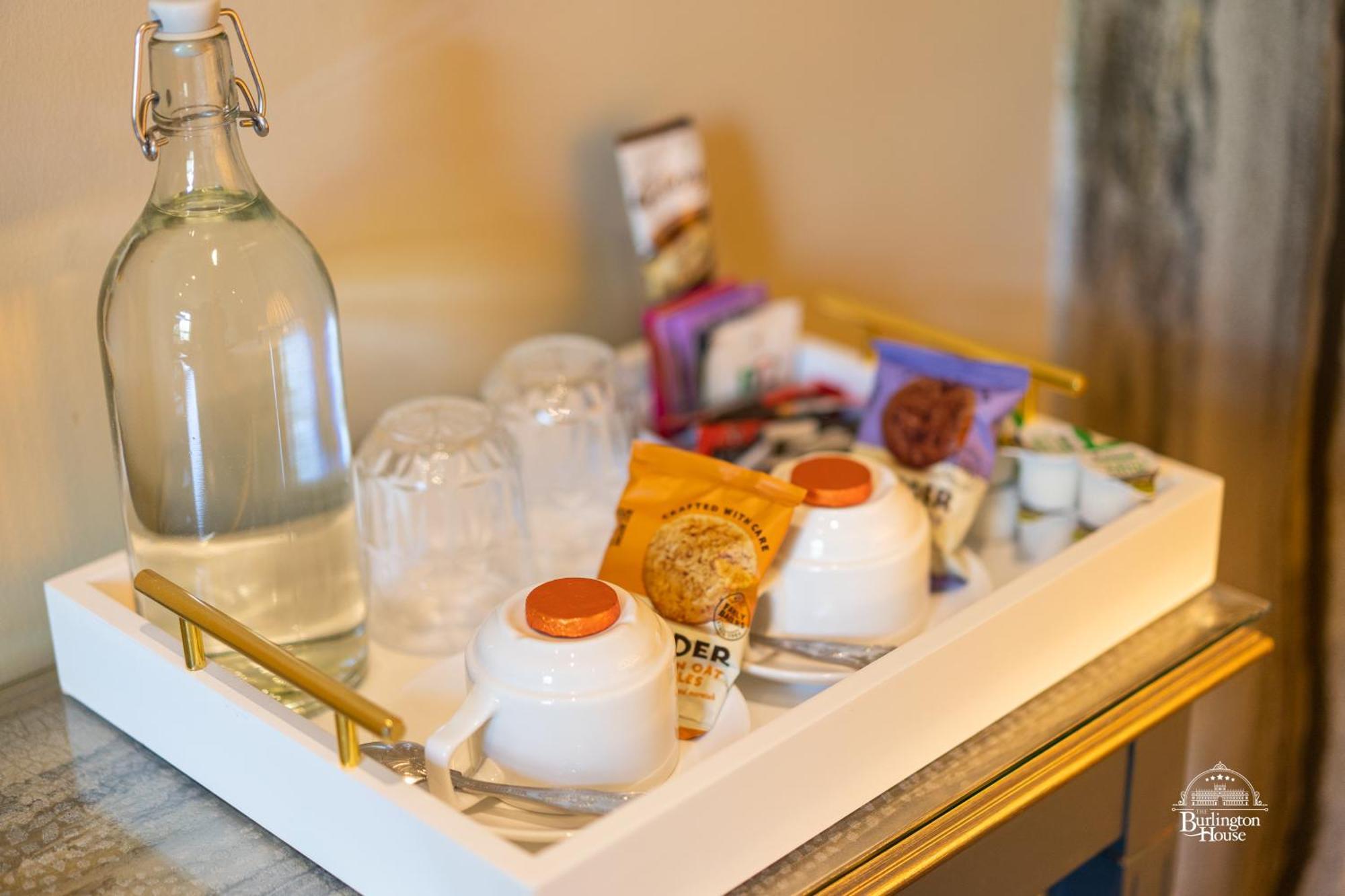 Bed and Breakfast Burlington House Boutique Оксфорд Номер фото A welcome tray at a hotel