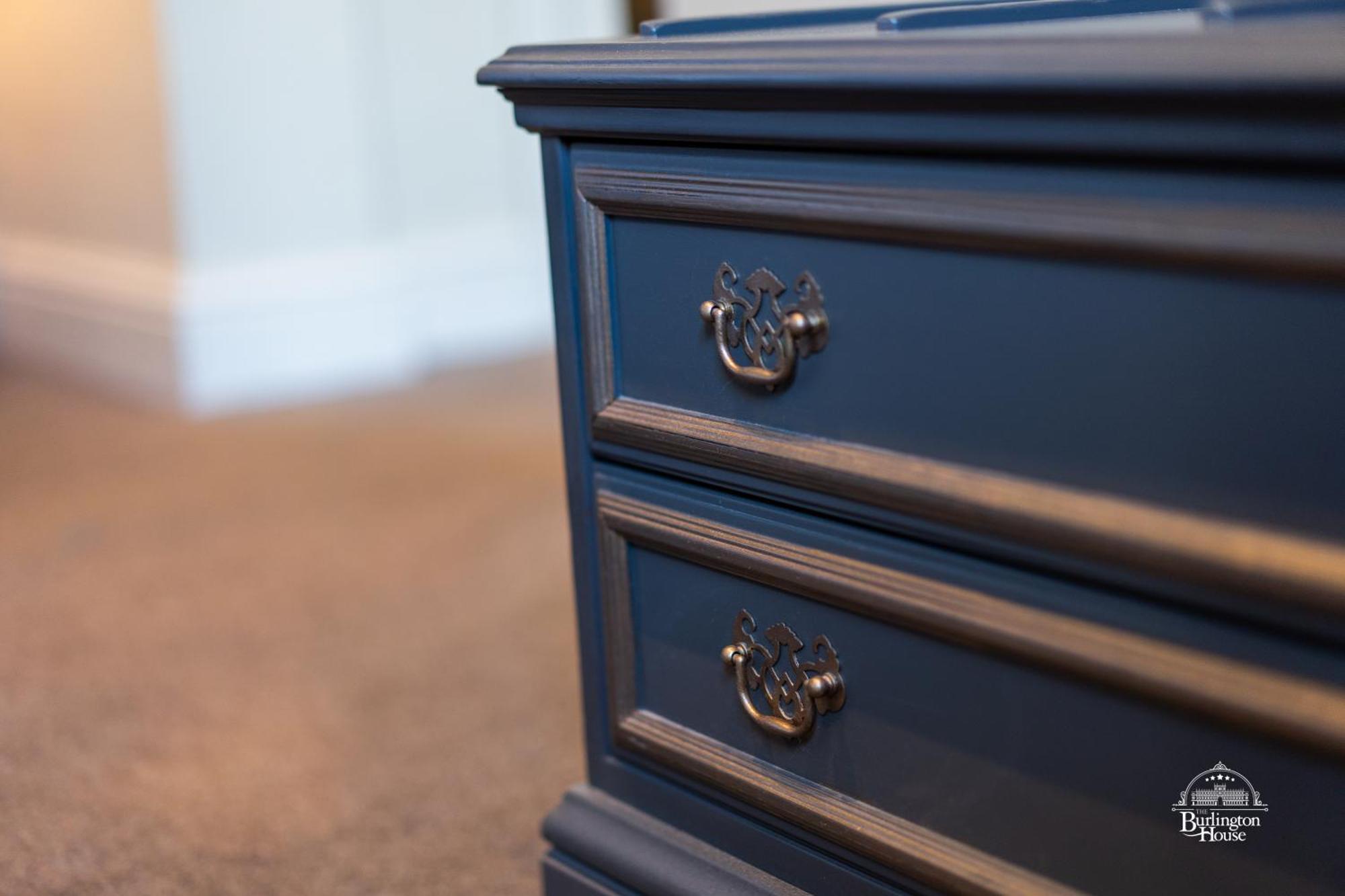 Bed and Breakfast Burlington House Boutique Оксфорд Номер фото A blue painted nightstand