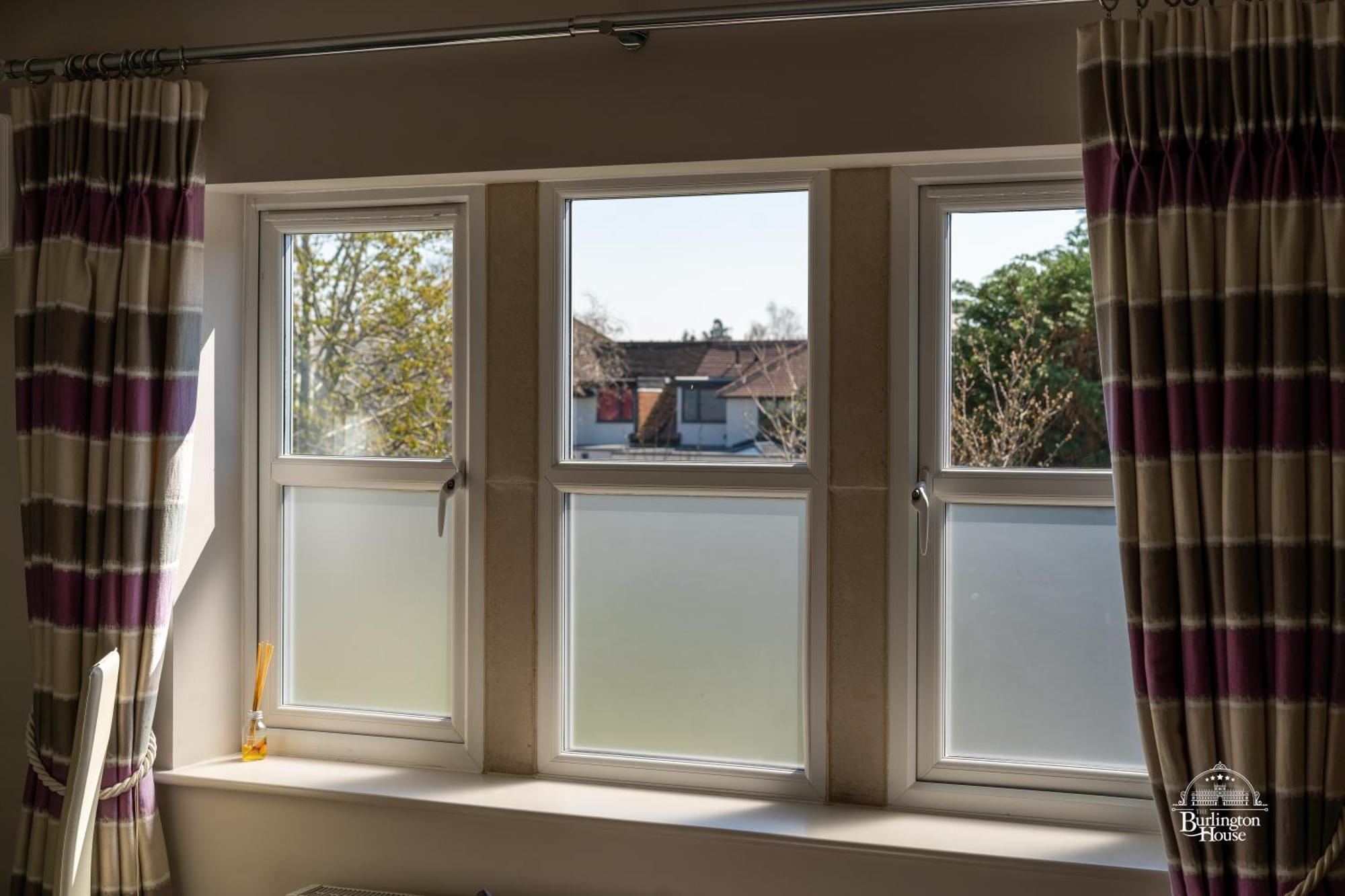 Bed and Breakfast Burlington House Boutique Оксфорд Екстер'єр фото A window with a privacy film installed